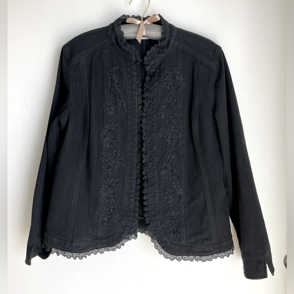 CHICO’S Dressy Black Denim Jacket Lace Floral Appliqués size 1 eye&hook Closure